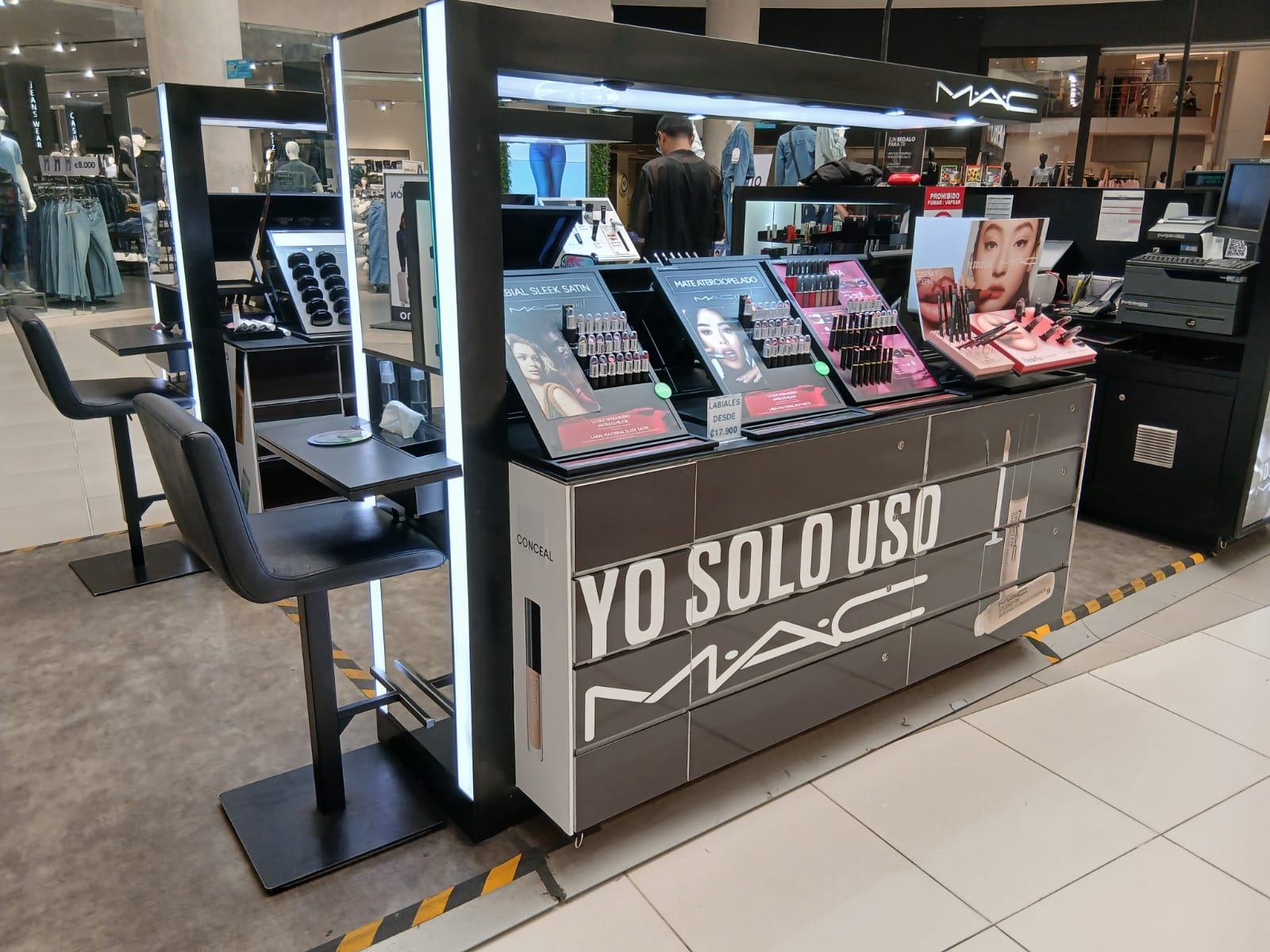 Estación de maquillaje rotulada